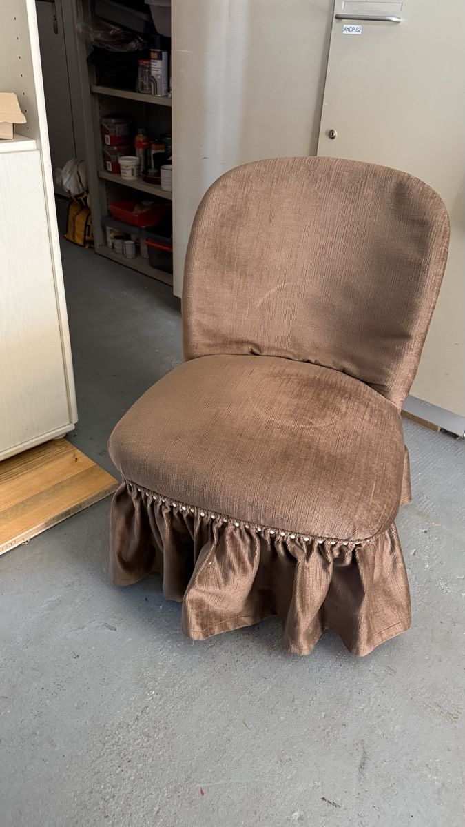 Poltrone: Antiker Sessel mit Nieten &  Rüschchen – Usato da Wollerau venduto da Shaktidream 1