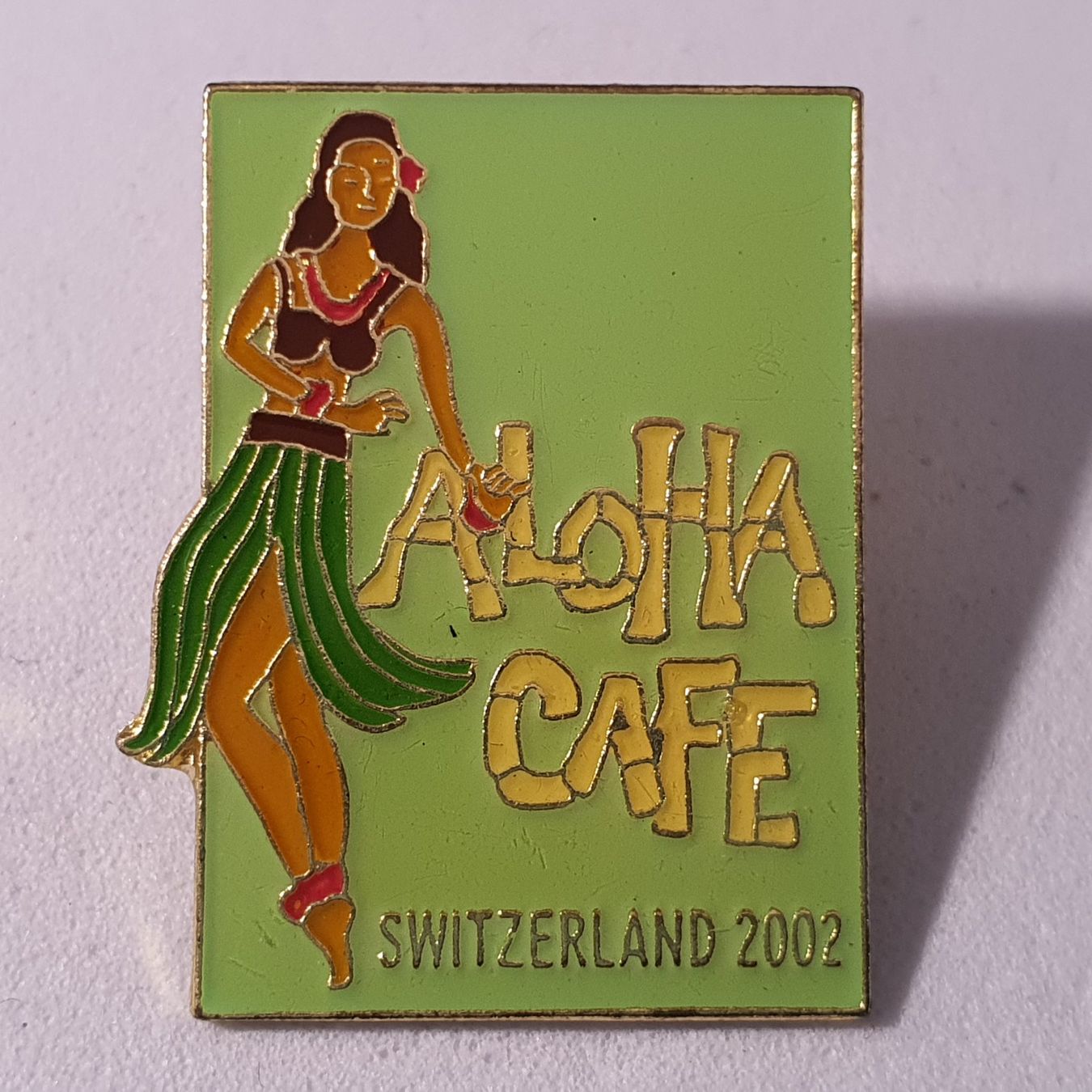 Placchette & Badge: AA048 - Pin ALOHA CAFE Switzerland 2002 – Usato da Reinach BL venduto da Boston-Verkauf