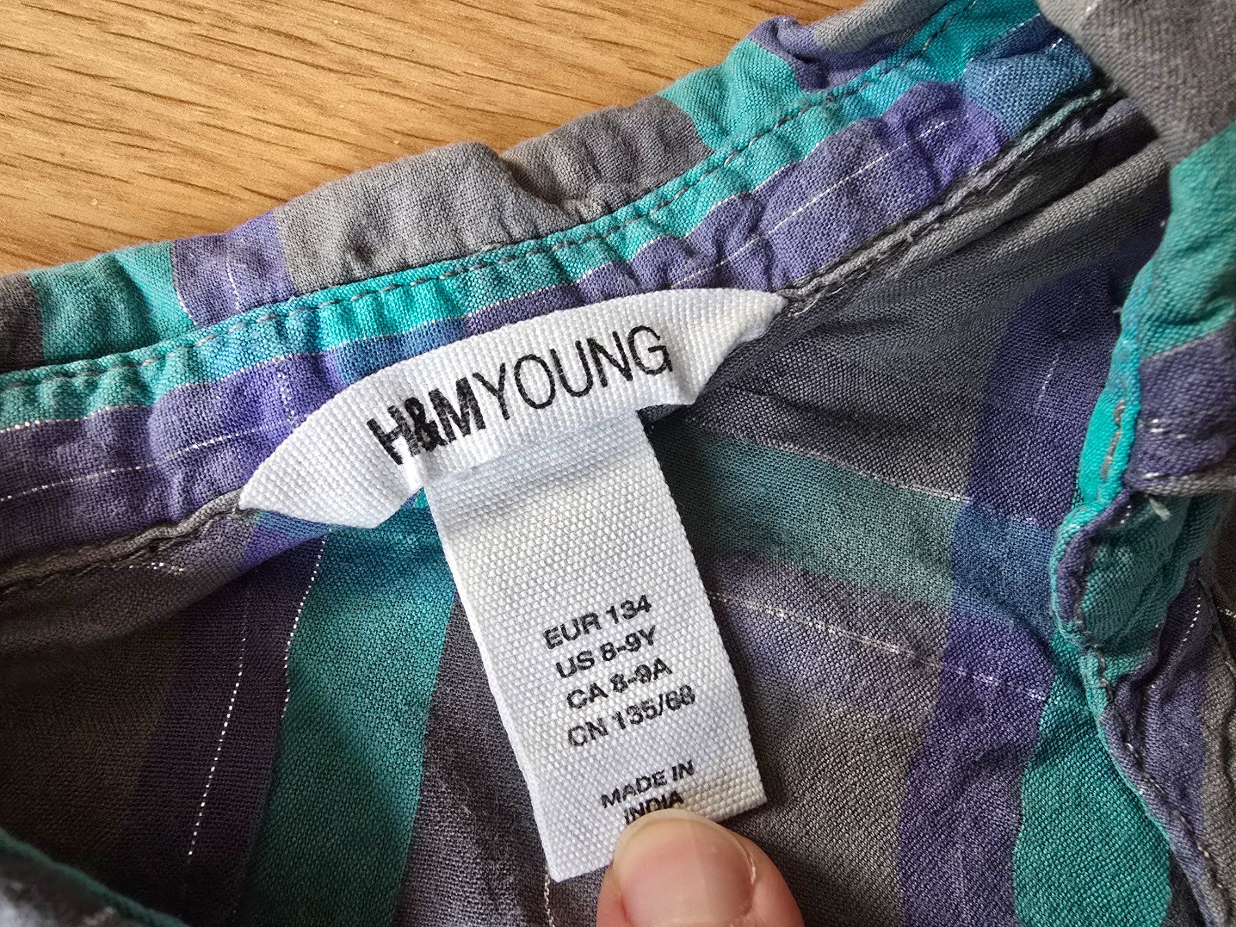 Blusen, T-Shirts & Tops: Bluse / Hemd für Mädchen Gr. 134 – Gebraucht aus Büttikon AG von Amineah 1
