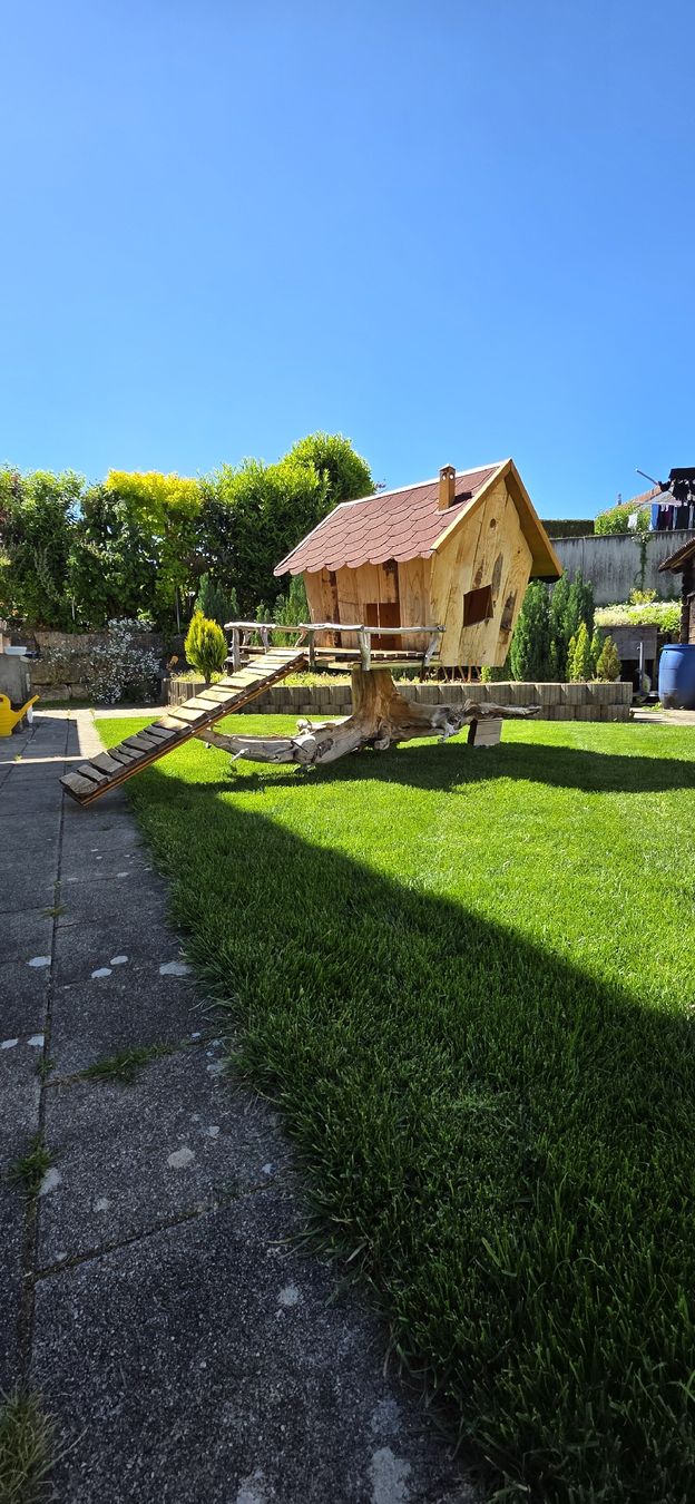 Articoli in legno: Hunde Haus auf Wurzelstock – Usato da Lohn/Ammannsegg venduto da Erwin75