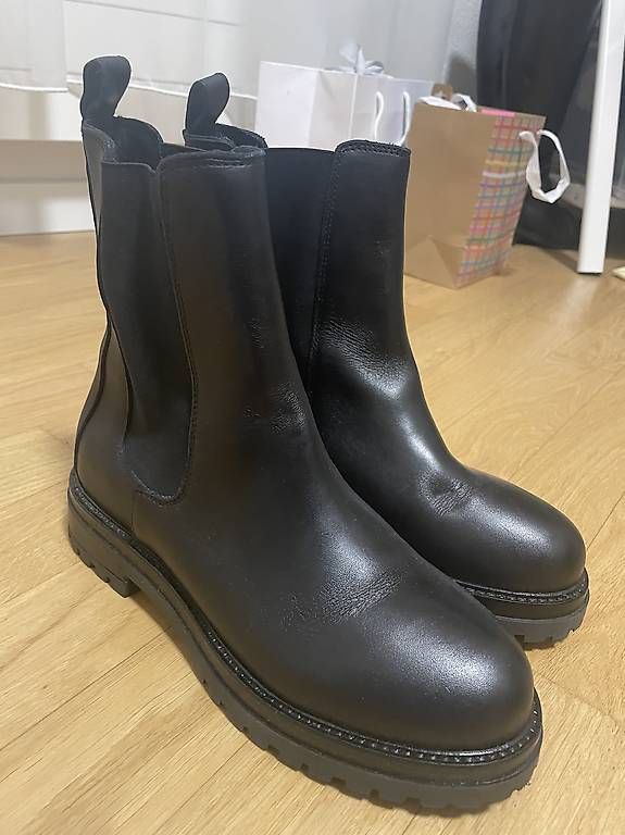 Scarpe da donna: Schwarze Lederstiefel Größe EUR 39 – Usato da Zürich venduto da ruh_qrn7 2