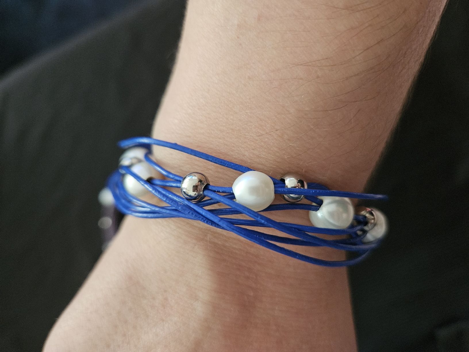 Bracelets: 3 Armbänder Lederoptik mit Perlen und Magnetverschluss – D'occasion à Bern par Sabulise 1