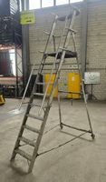 Treppenleiter mit Rollen gebraucht Arbeitssicherheit Podest