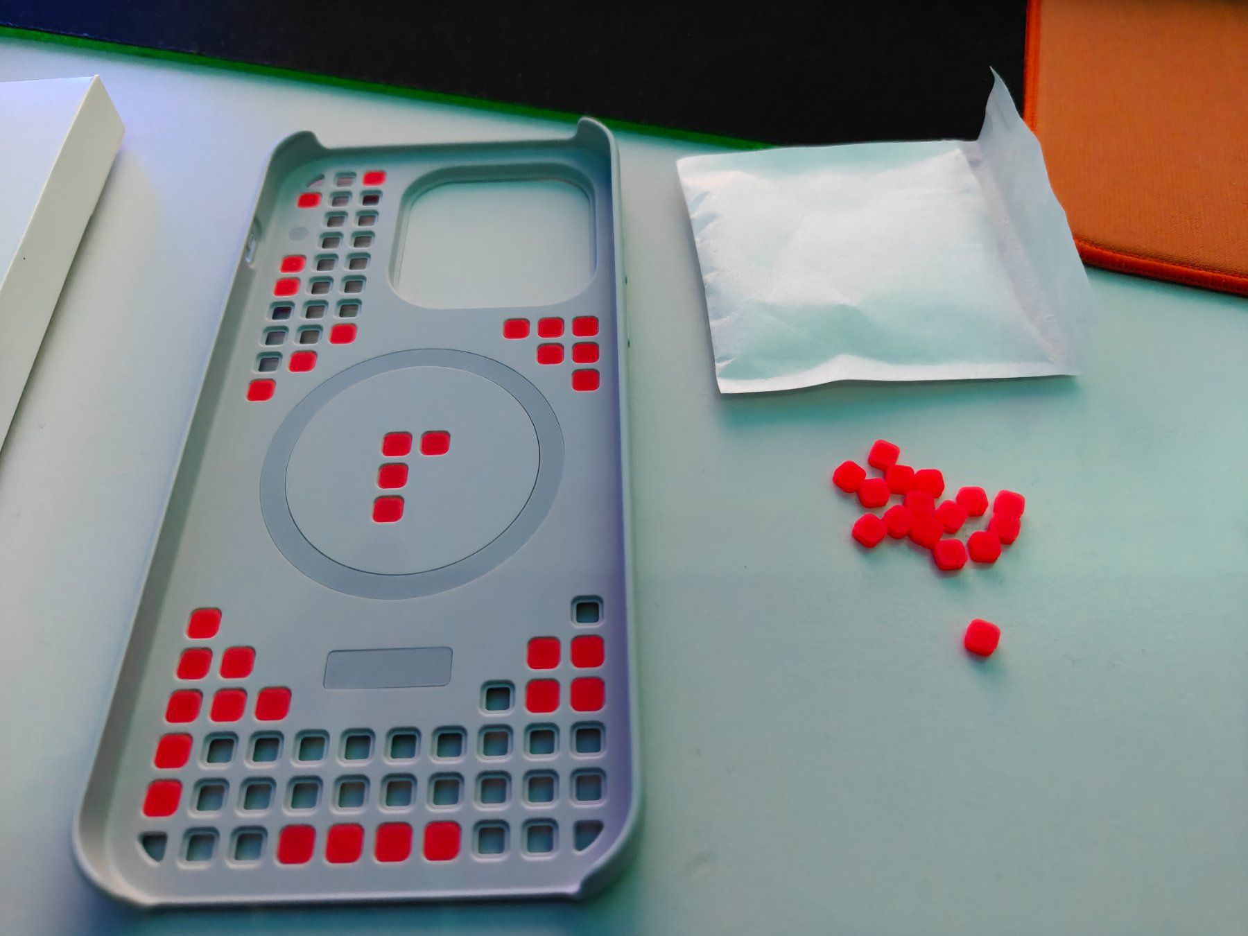 OnePlus Cover & Protezioni schermo: OnePlus 15 Hole-Pattern Magnetic Case – Nuovo (secondo la descrizione) da Bettwil venduto da benzill 1