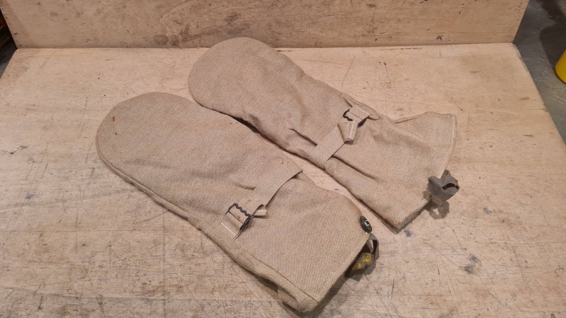 Schweizer Armee Uniformen: CH Armee / Militär / Handschuhe / Fausthandschuhe / Beige – Gebraucht aus Safenwil von Husqi2000