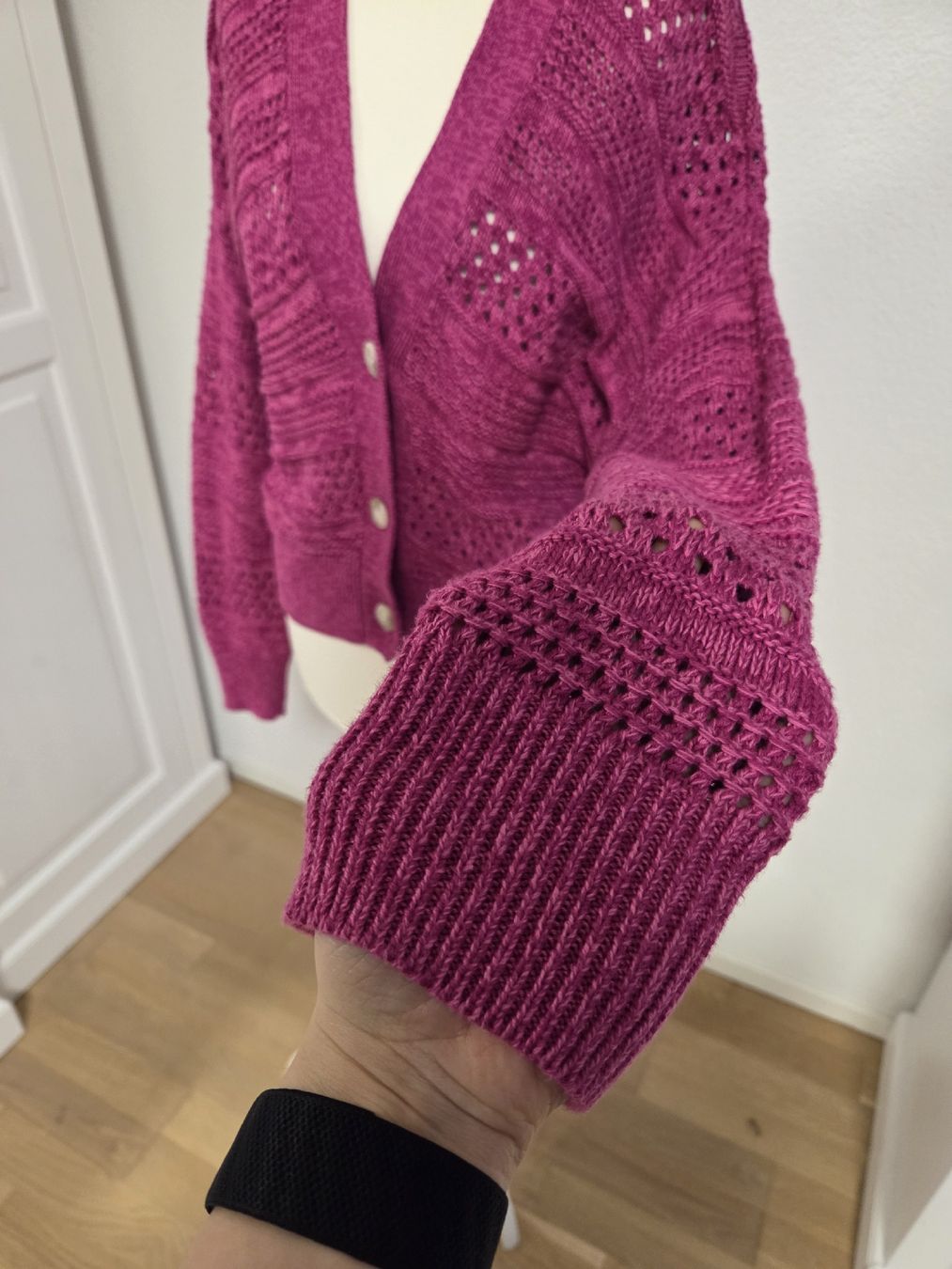 Maglioni & Felpe: Magenta Strickjacke mit Lochmuster – Usato da Bülach venduto da Recherchieren 1