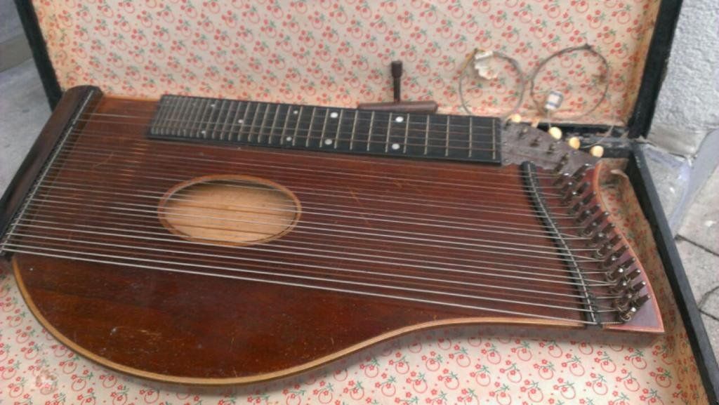 Musikinstrumente: Zitter im Koffer – Defekt aus Bellach von Super15