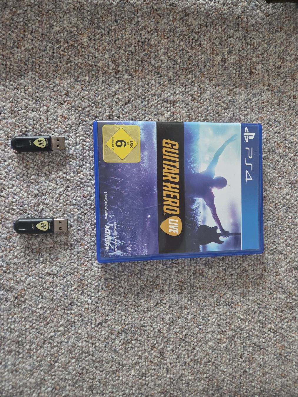 Sony Spiele: Guitar Hero Live PS4 Bundle mit Gitarren neuwertig – Gebraucht aus Elgg von Darkvoid1991 1