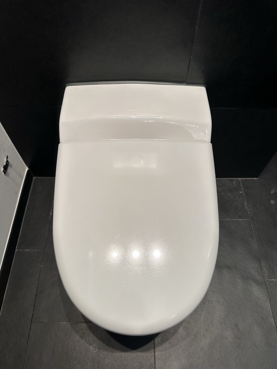 Geberit WC: Dusch WC Balena 7000 ab CHF 1.00 – Defekt aus Wolfhausen von Hole-in-One 3