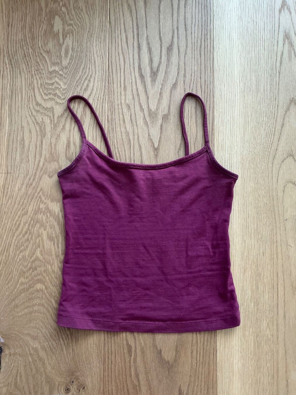 Bershka T-shirt: Bordeauxrotes T-shirt – Usato da Cham venduto da ist_wvm8
