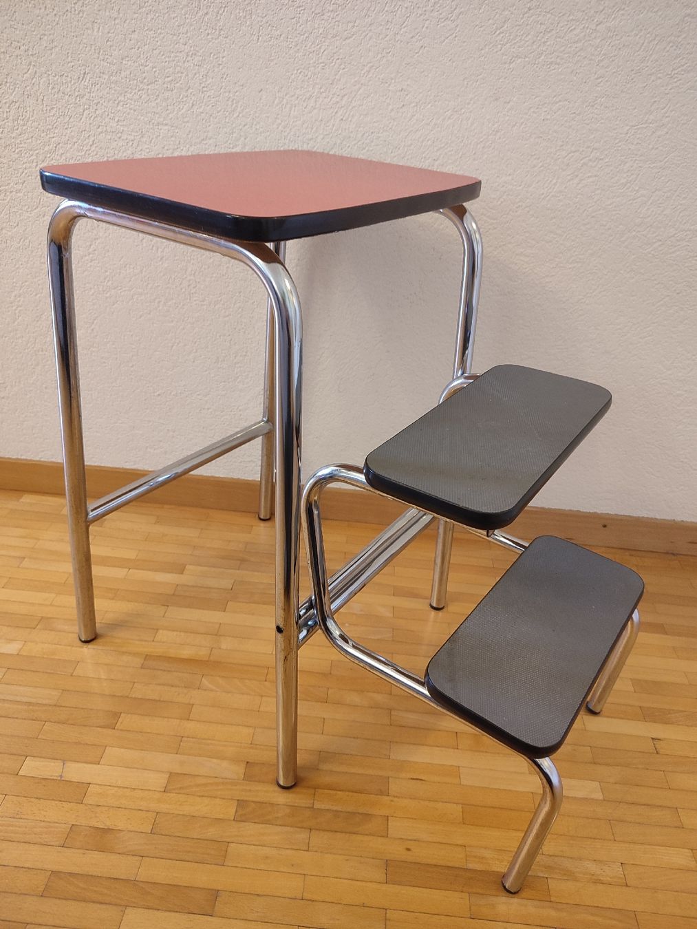 Sgabelli: Tabouret en Formica vintage – Usato da Bougy-Villars venduto da Vogue 5