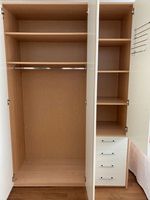 Grosser Kleiderschrank, viel Stauraum