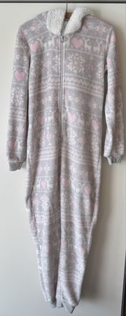 Kuscheliger Jumpsuit mit Kapuze grau rosa Muster Einteiler