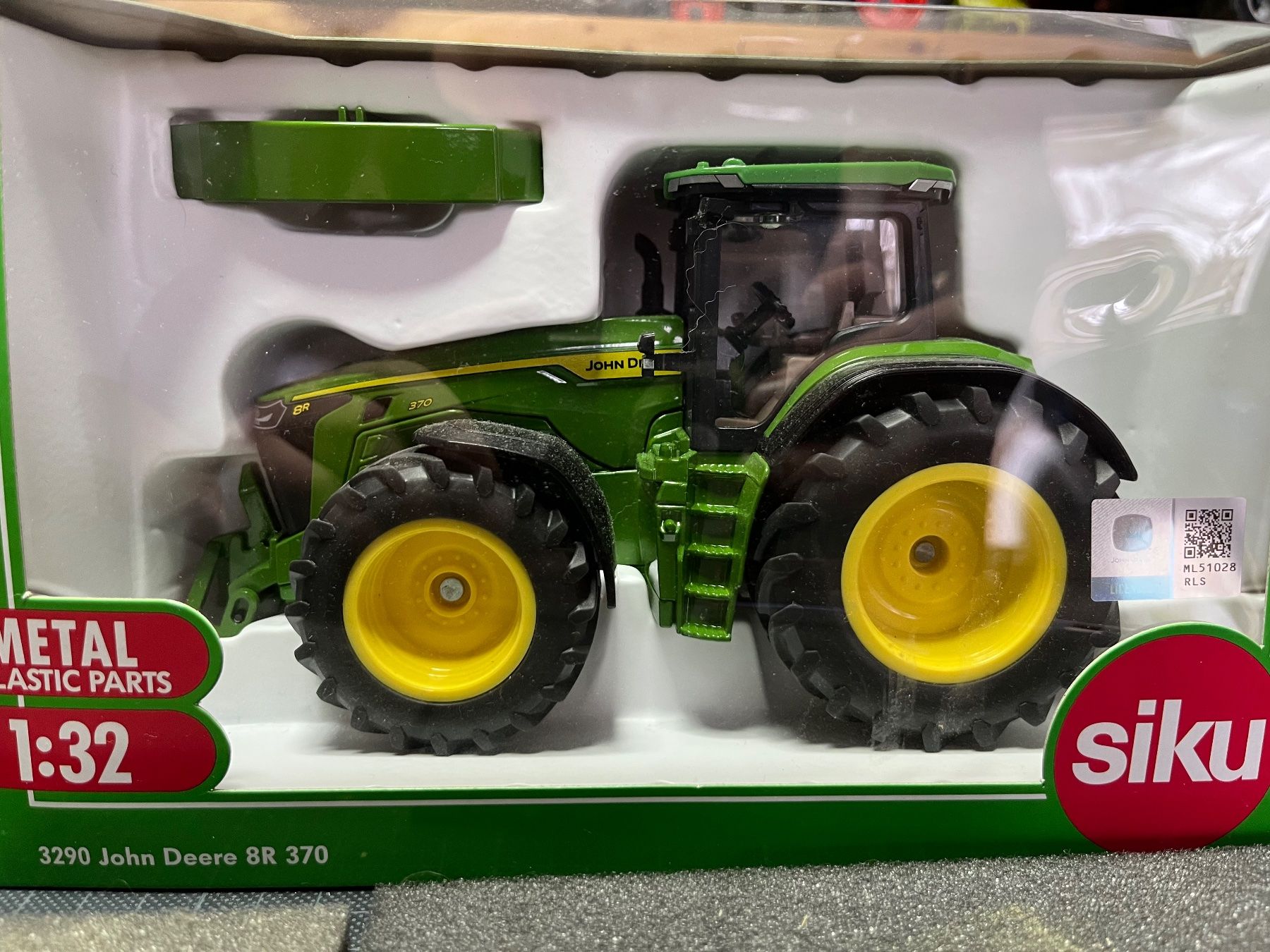 Siku Kit di modellismo & Modellini statici: John Deere 8R370 plus Valtra N174 Modell 1:32 – Nuovo e nell'imballaggio originale da Egg/ Flawil venduto da Claas1997 2