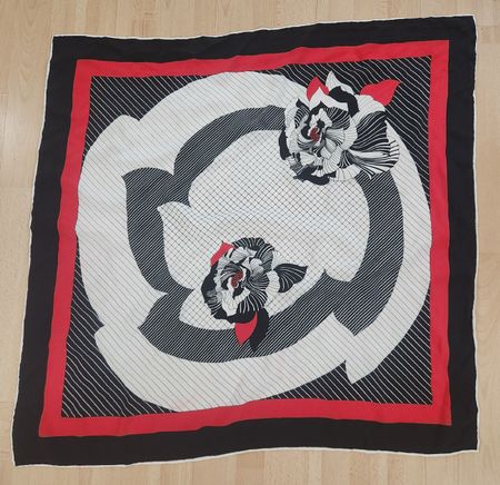Foulard carré  soie noir blanc rouge motifs fleurs ( défauts