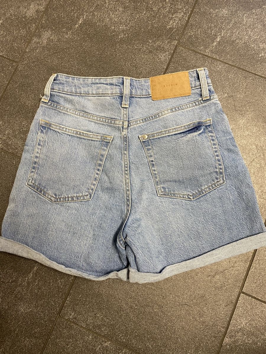 H&M Jeans: Jeans Shorts Gr. 34 H&M – Gebraucht aus Baar von kamasija 1