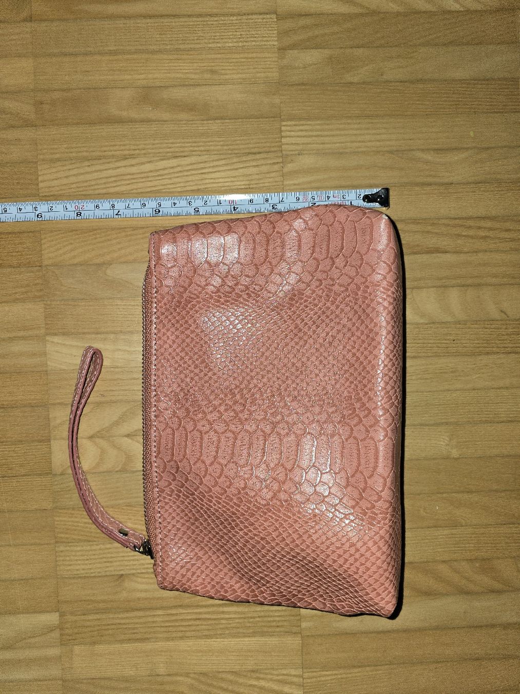 Taschen für Damen: Rosa/Corale Clutch in Kroko Optik – Gebraucht aus St. Gallen von A.W.128
