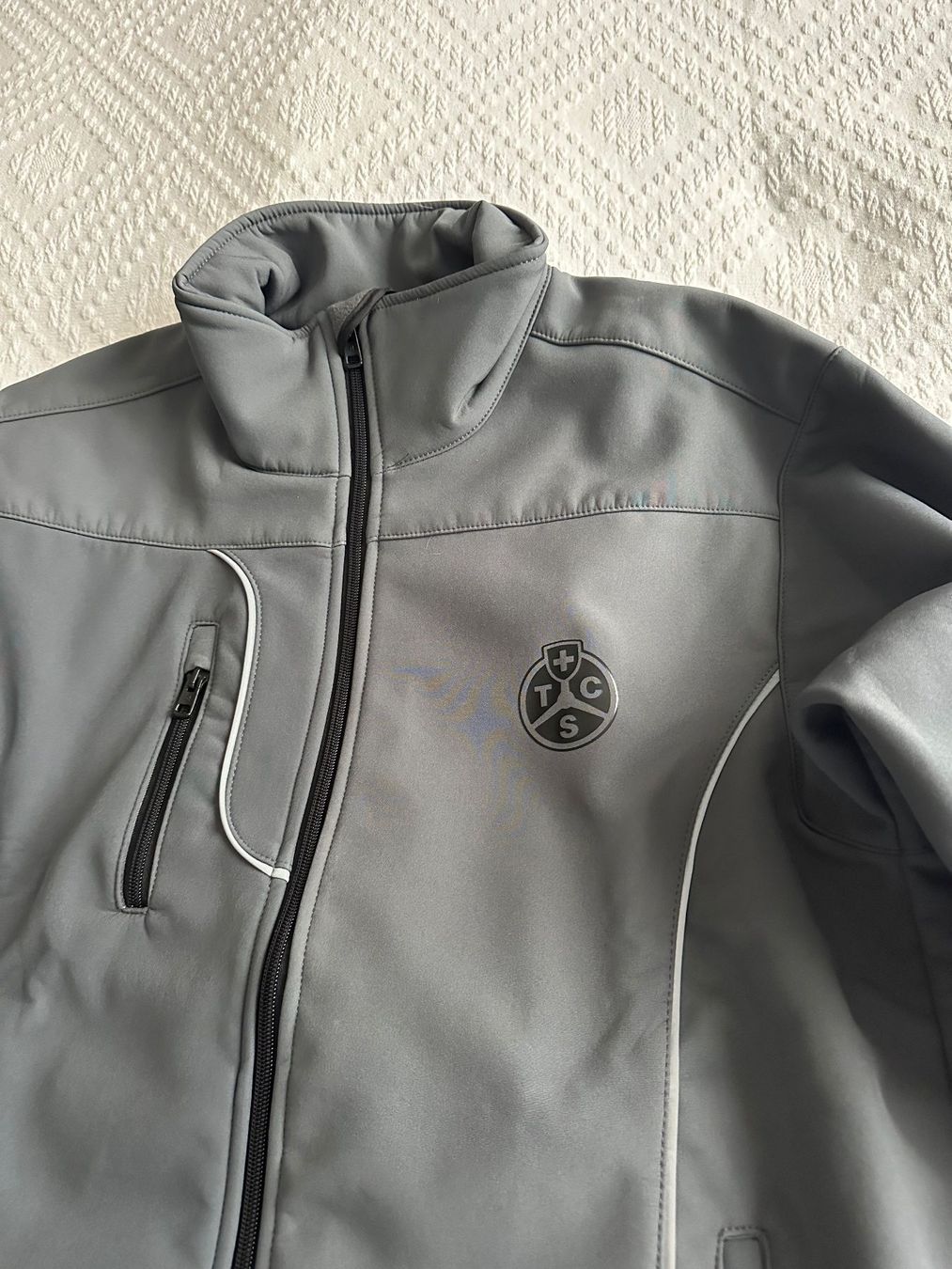 Jacken: TCS Softshell Jacke grau mit Taschen – Gebraucht aus Bülach von Jubet 3