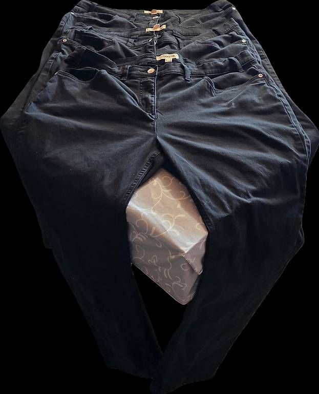 Pantaloni: 3 Paar schwarze 7/8 Stretch-Hosen – Usato da Kirchlindach venduto da CloodHouzi