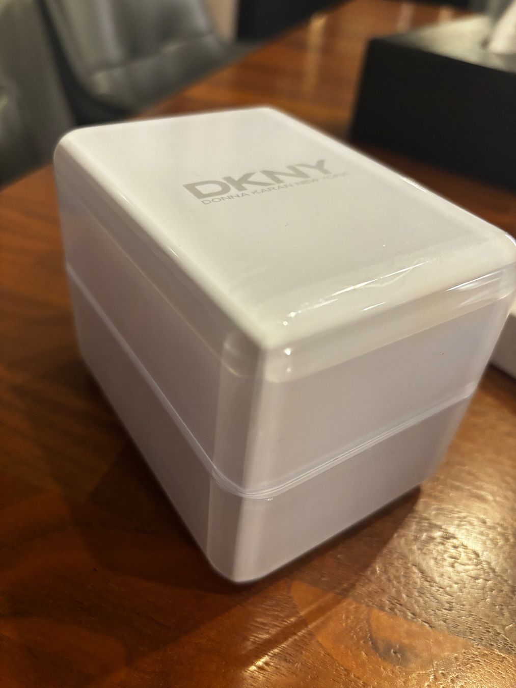 DKNY Boîtes de montres: DKNY Schmuckbox - Geschenkbox - neuwertig! – Neuf (Voir description) à Zürich par engebrunau