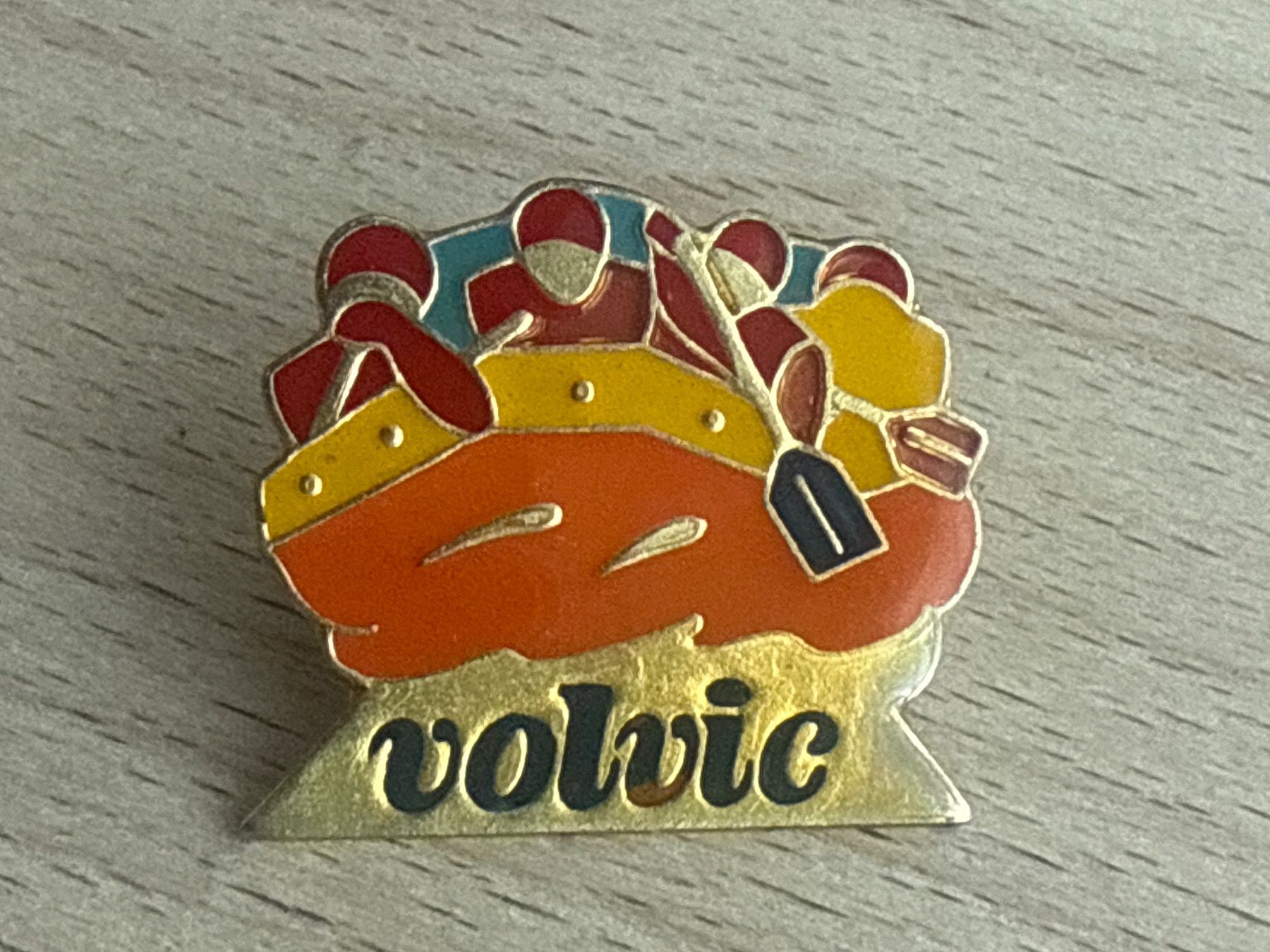 Plaketten & Abzeichen: Pin  Volvic – Gebraucht aus Glattbrugg von Schweigmatt