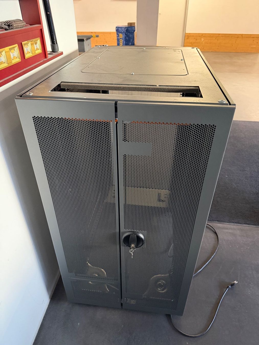 Hewlett Packard Racks & Cavalletti: HP Rack 10622 G2 Serverschrank – Usato da Dürrenäsch venduto da Duxel