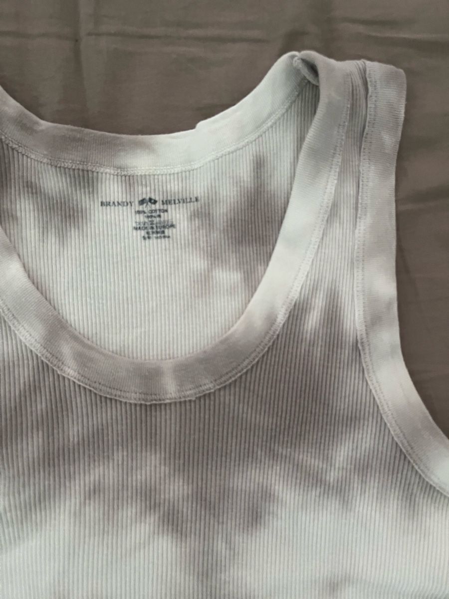 Brandy Melville Top: brandy melville tank top – Usato da Luzern venduto da janine_l 1