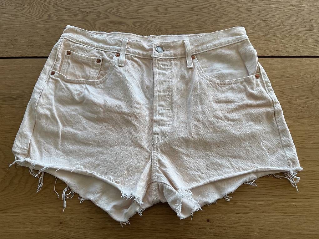 Jeans: Short en jeans Levi's 501 rose écru – Gebraucht aus Le Vaud von Maeva_Maeva 3
