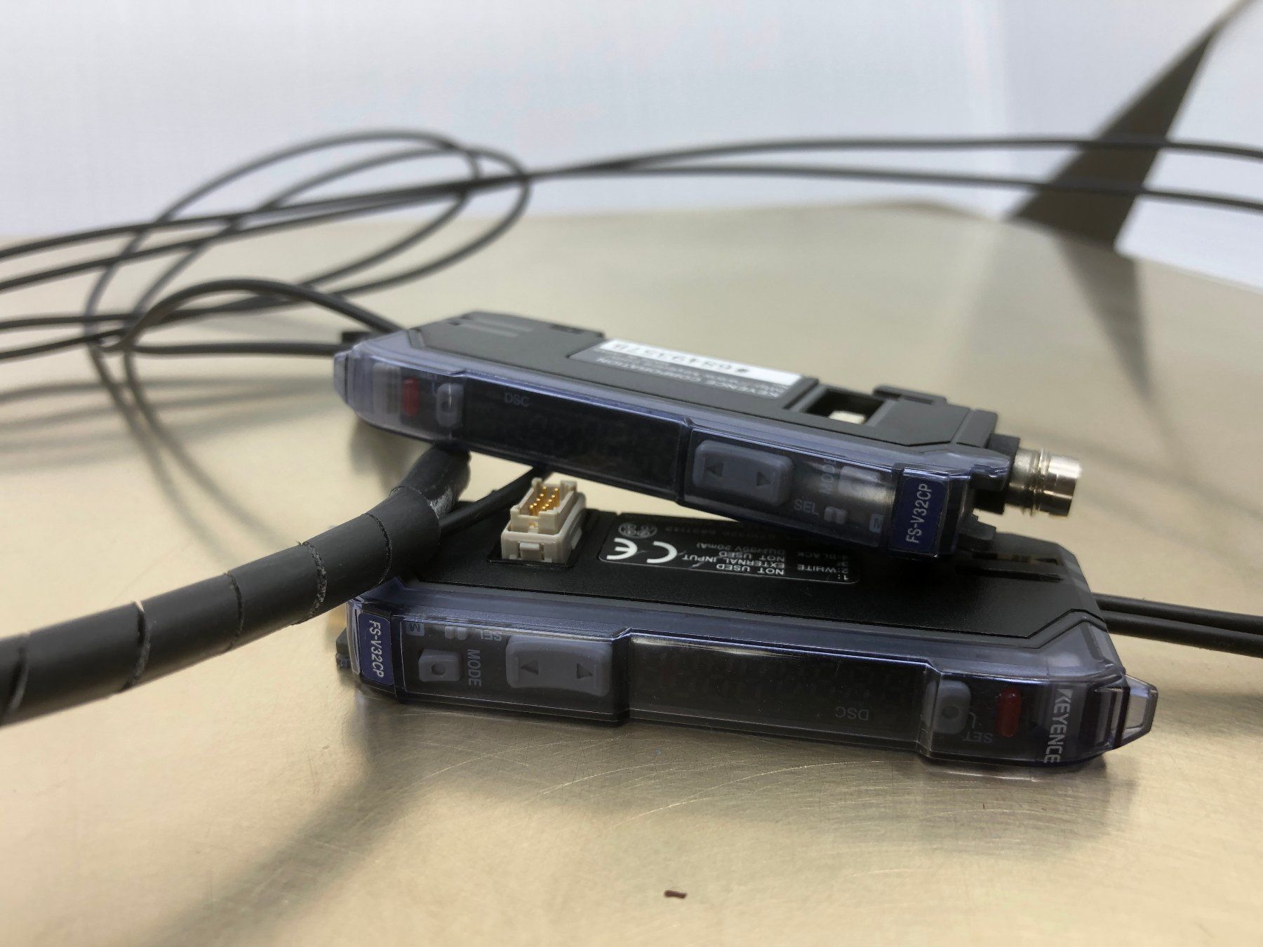 Componenti elettronici: Lichtleiter KEYENCE FS-V32CP & Keyence FU-11 – Usato da Laufenburg venduto da Sirluger 1