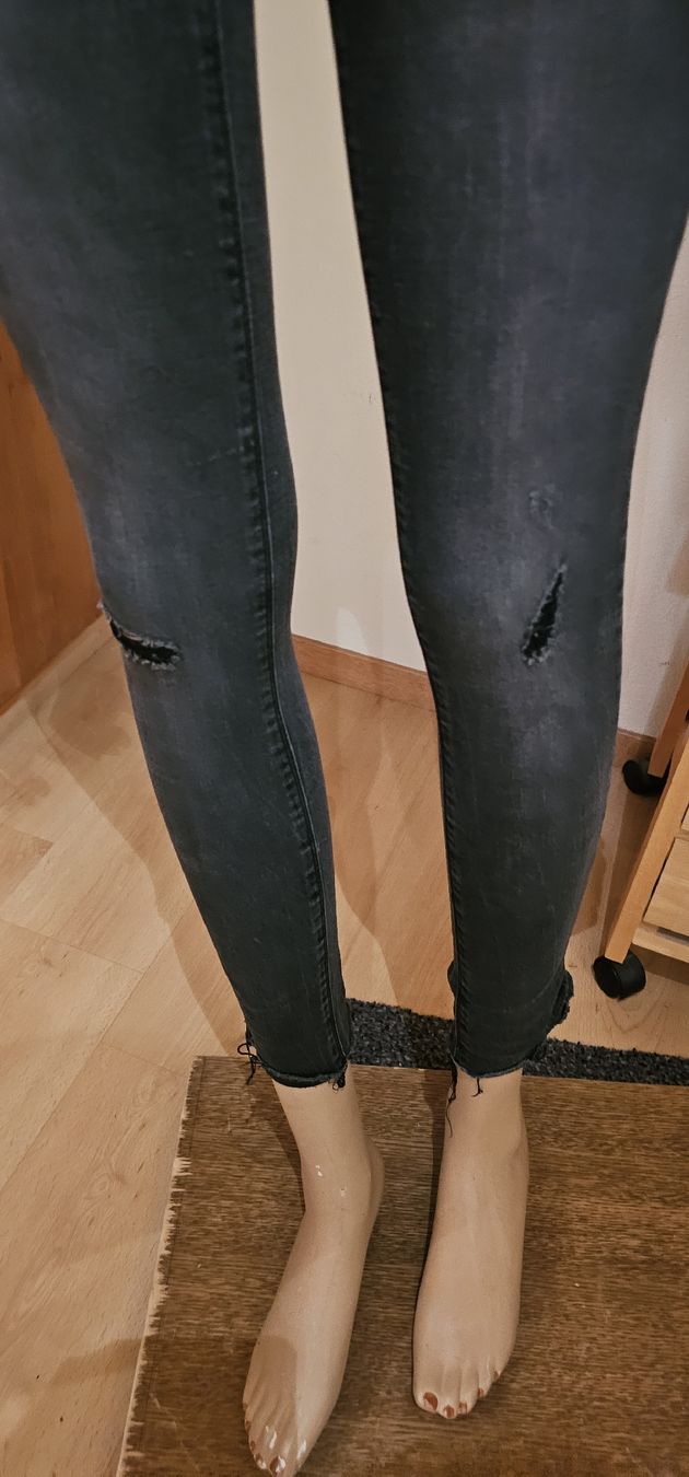 Lots de vêtements: Schwarze Skinny Jeans Gr. S mit coolem Destroyed Look Pulli – D'occasion à Ferden par jemyce 2