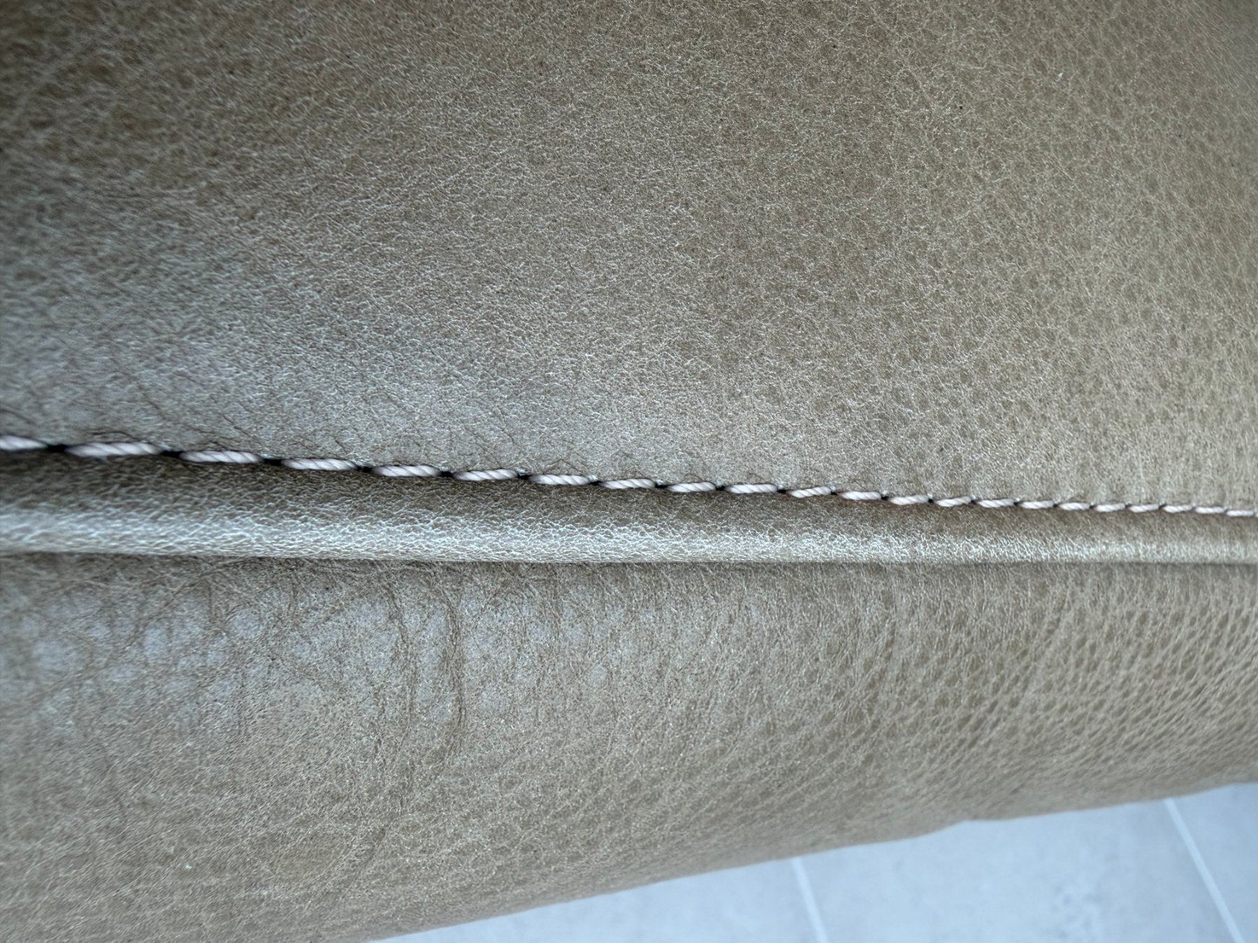 Divani: Leder-Garnitur DSIGN Fatilo (2x Sofa + Hocker) Wildeiche – Usato da Aarau Rohr venduto da HappyKoala 5