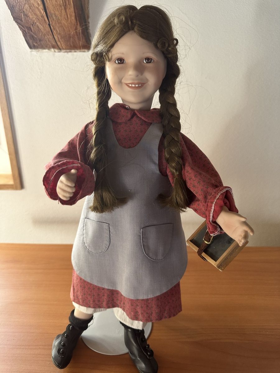 Bambole: Schöne Mädchenpuppe mit Schiefertafel – Usato da Mels venduto da _sabrina92