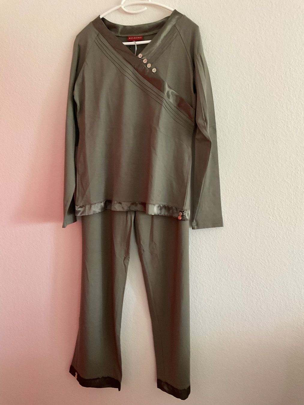 Beldona Pigiami: Beldona Pyjama Hausanzug – Nuovo (secondo la descrizione) da Biel/Bienne venduto da heygio