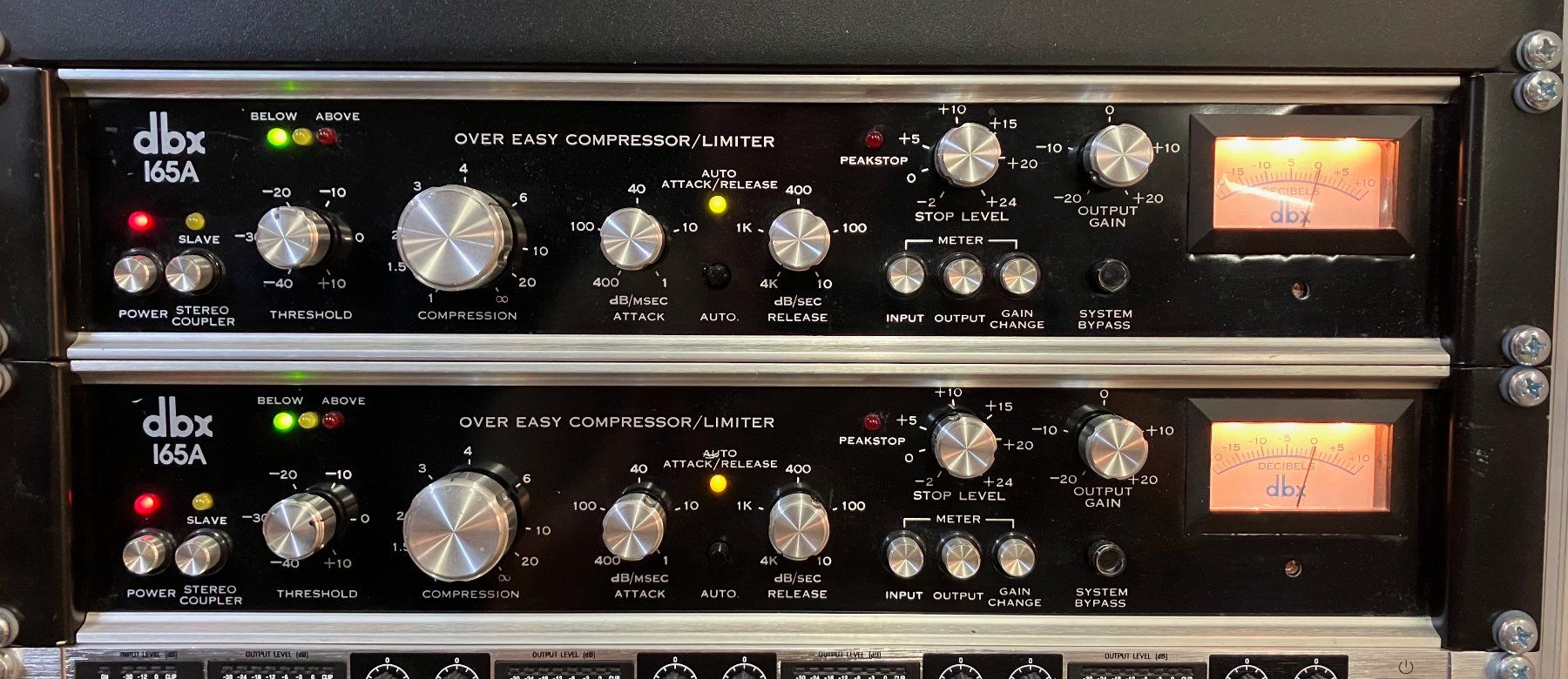 Attrezzatura per studi di registrazione: DBX 165 Over Easy Compressor/Limiter Studioequipment (Paar) – Usato da Luzern venduto da Cosmonaut