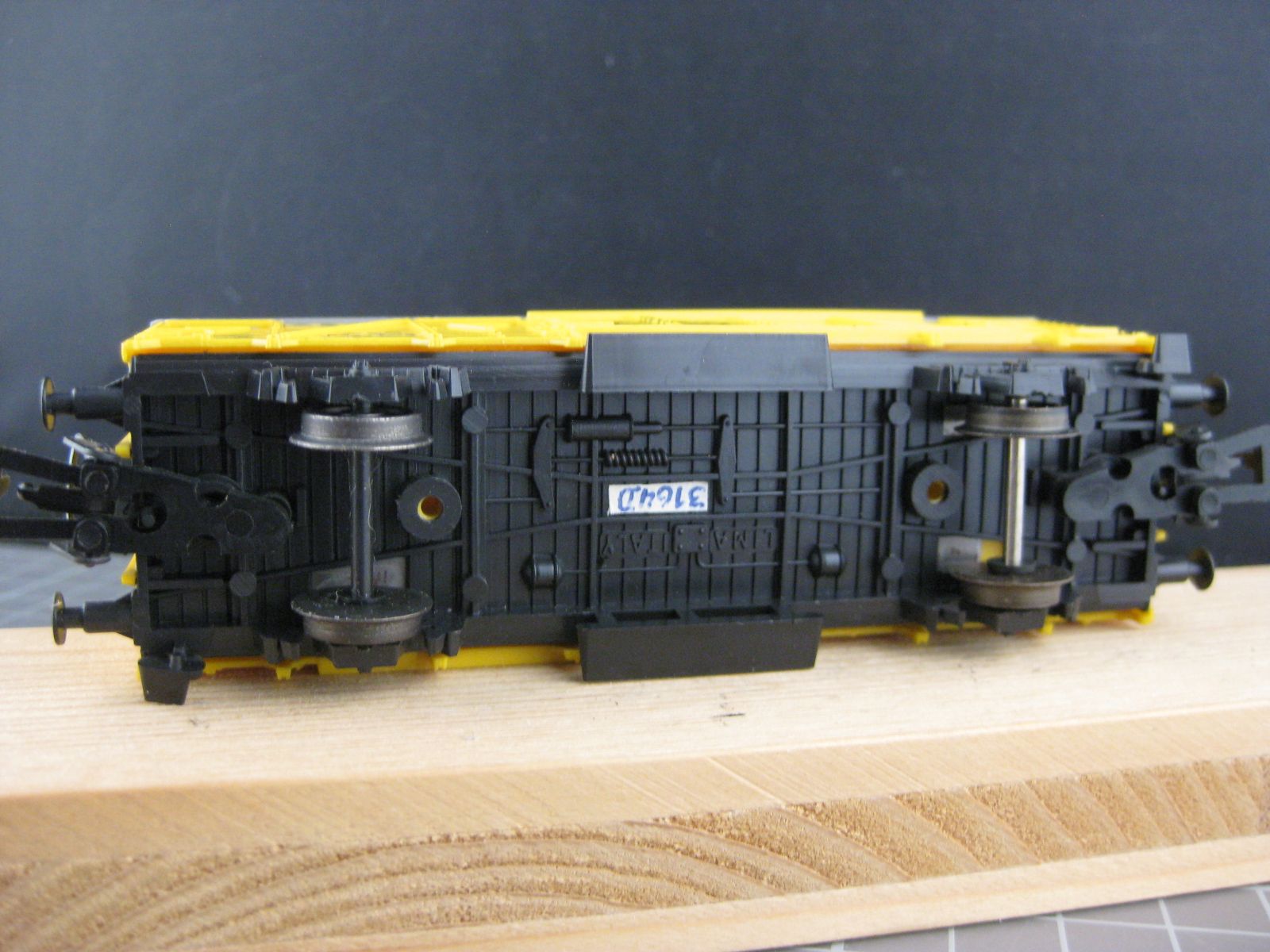 Lima Modelleisenbahnen: Lima CSD Güterwagen gelb – Gebraucht aus Malters von Marosko 4