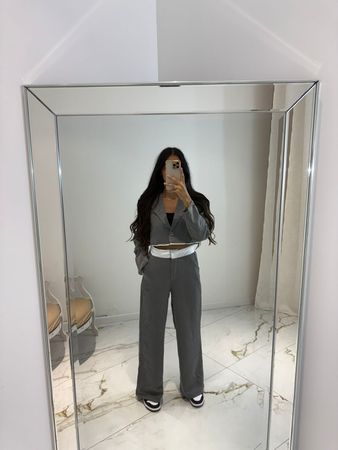 Ensemble tailleur gris tendance - Veste courte et pantalon!