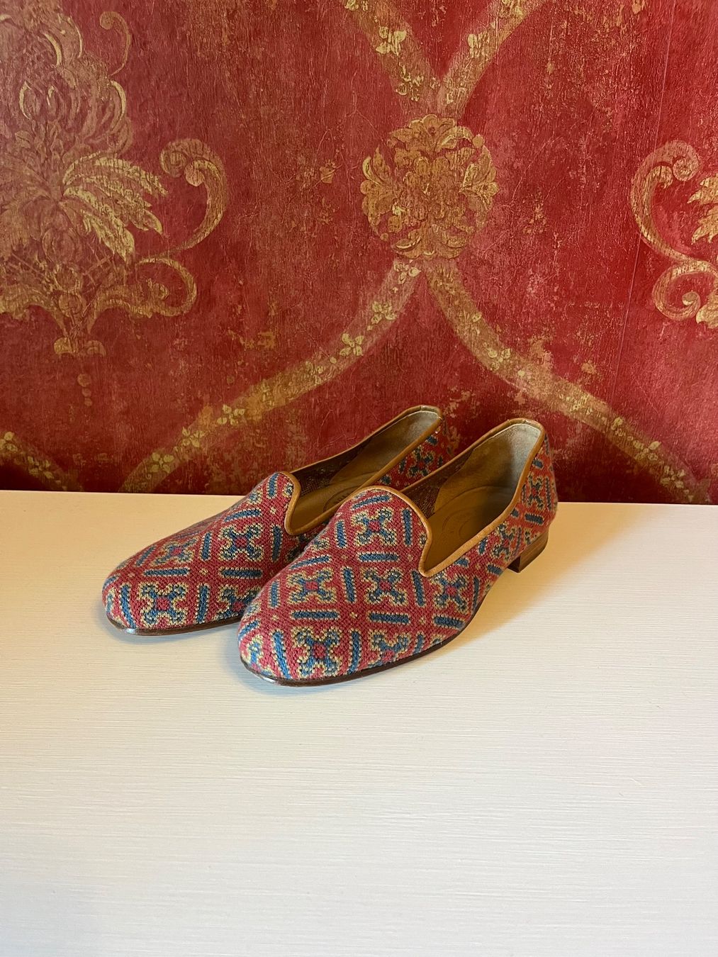 Scarpe da donna: STUBBS & WOOTON Brodées rouge – Usato da GENEVE venduto da hehakasapa