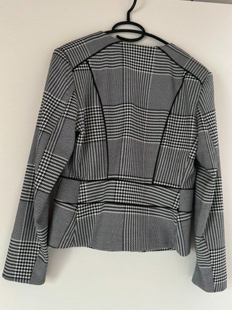 H&M Giacche: WEISS SCHWARZER BLAZER MIT HAHNENTRITT MUSTER – Usato da Honau venduto da sainj 1