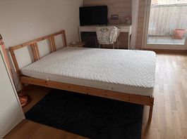Bett inklusive Lattenrost und Matratze