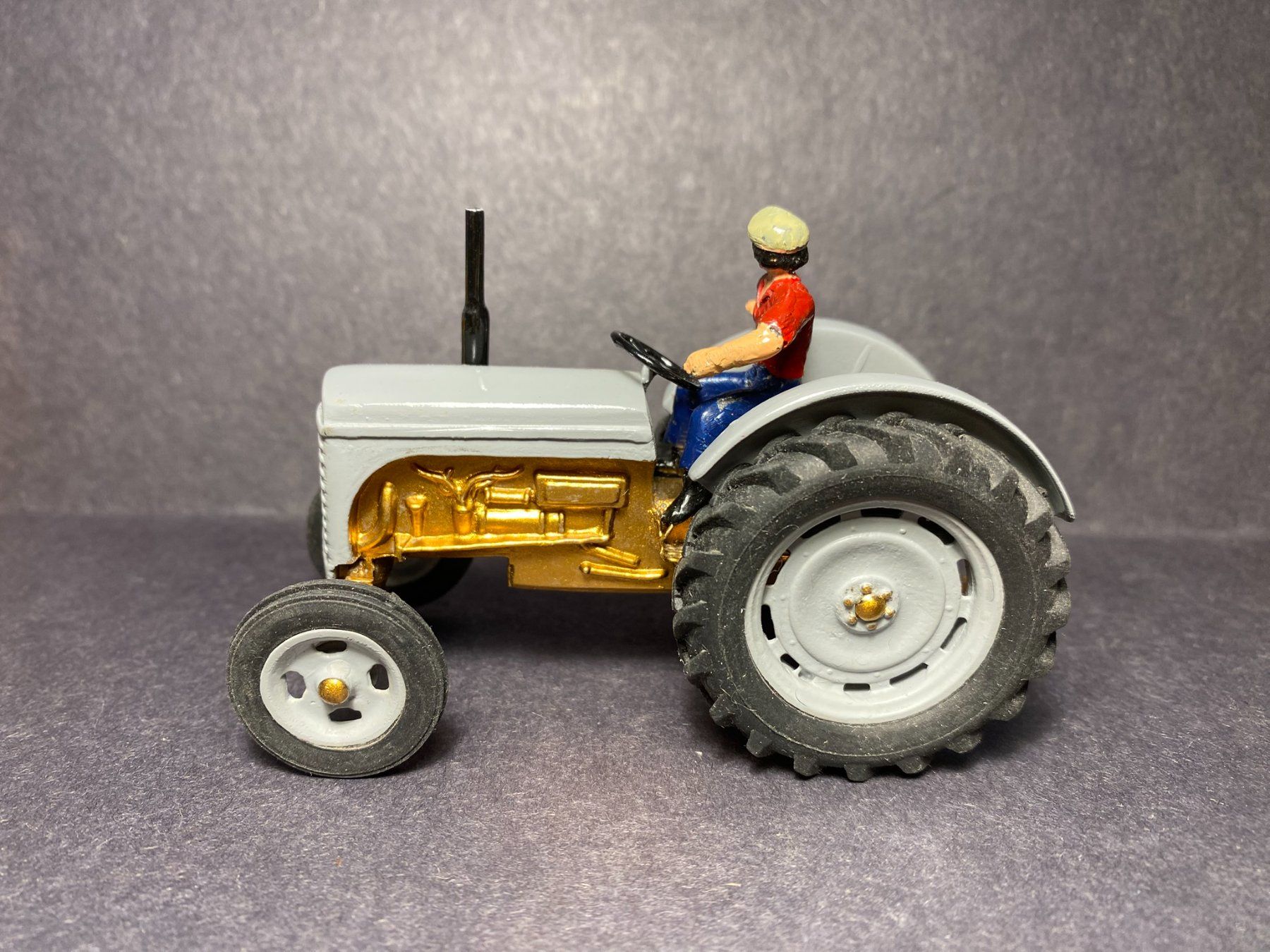 Massey Ferguson Modellini d'auto: Ferguson TE 20 Oldtimer Traktor mit Figur Handmade 1:32 – Usato da Spiez venduto da Mlandcruiser 1