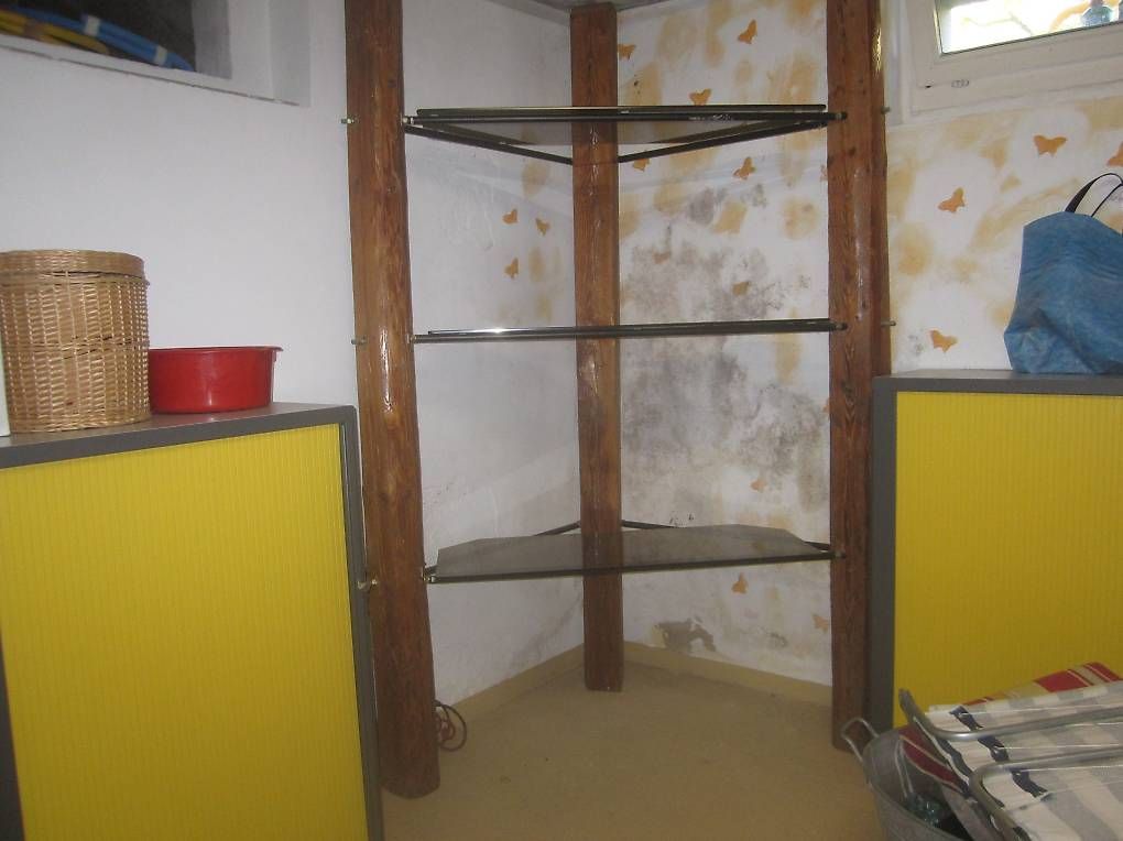 Scaffali: Holzgestell dreiekig mit Glastablare – Usato da Windisch venduto da Casnina