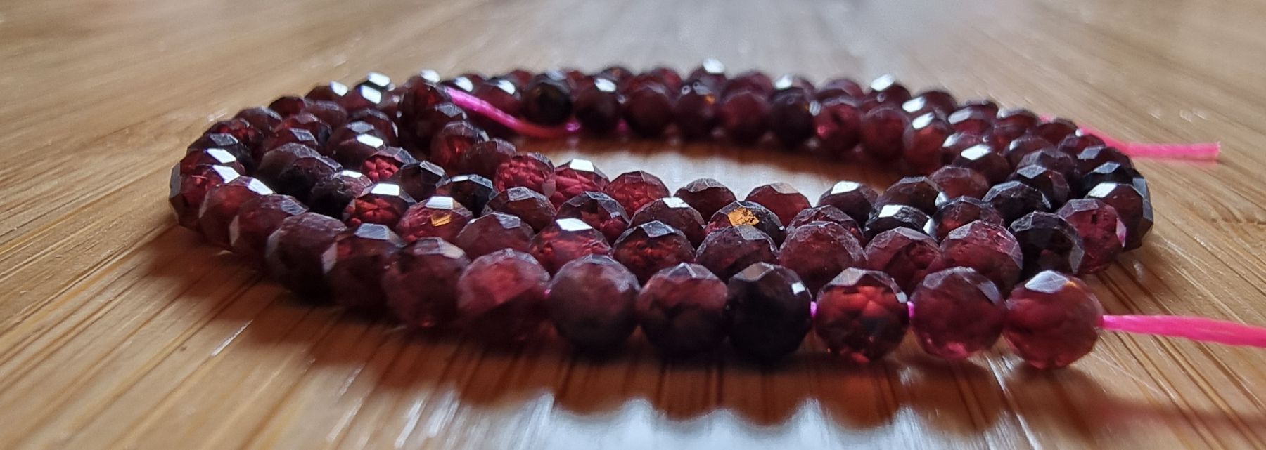Minerali & Pietre curative: Granat facettiert ca. 3mm. Strang – Nuovo e nell'imballaggio originale da Menziken venduto da Mirager