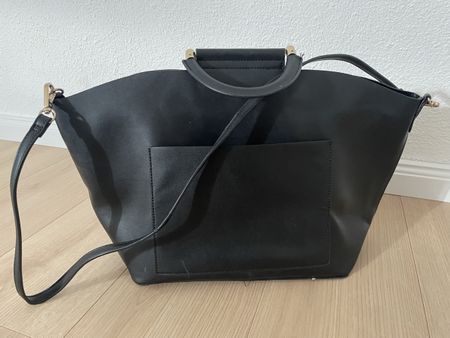 Schwarze Handtasche - geräumig & praktisch!