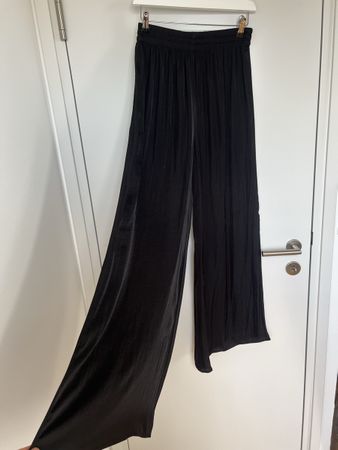 Hosen Zara schwarz Groesse S guter Zustand