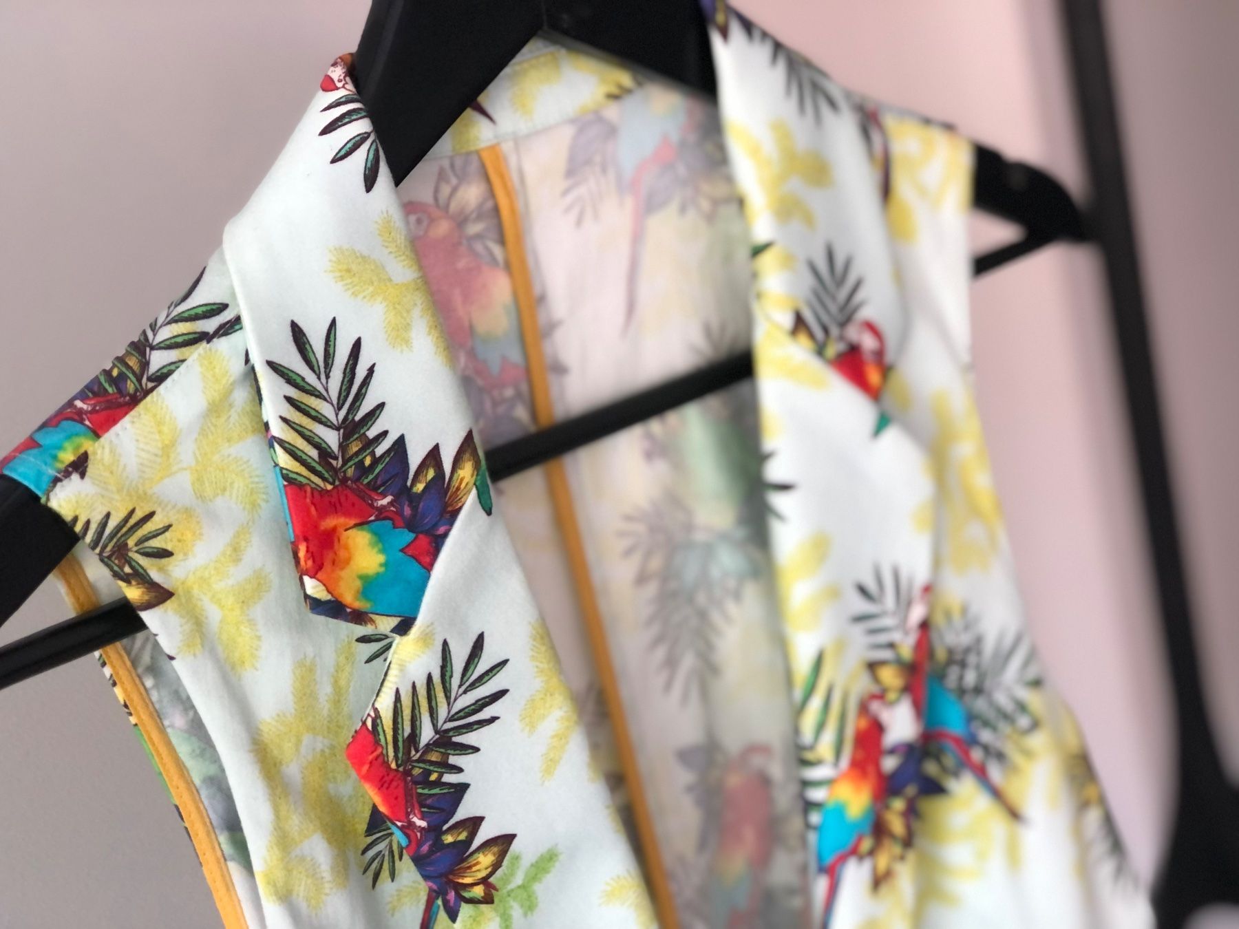 Gilet & Giacche senza maniche: Damen Weste mit Parrot-Muster – Usato da Unterägeri venduto da Lerchemeerenge 1