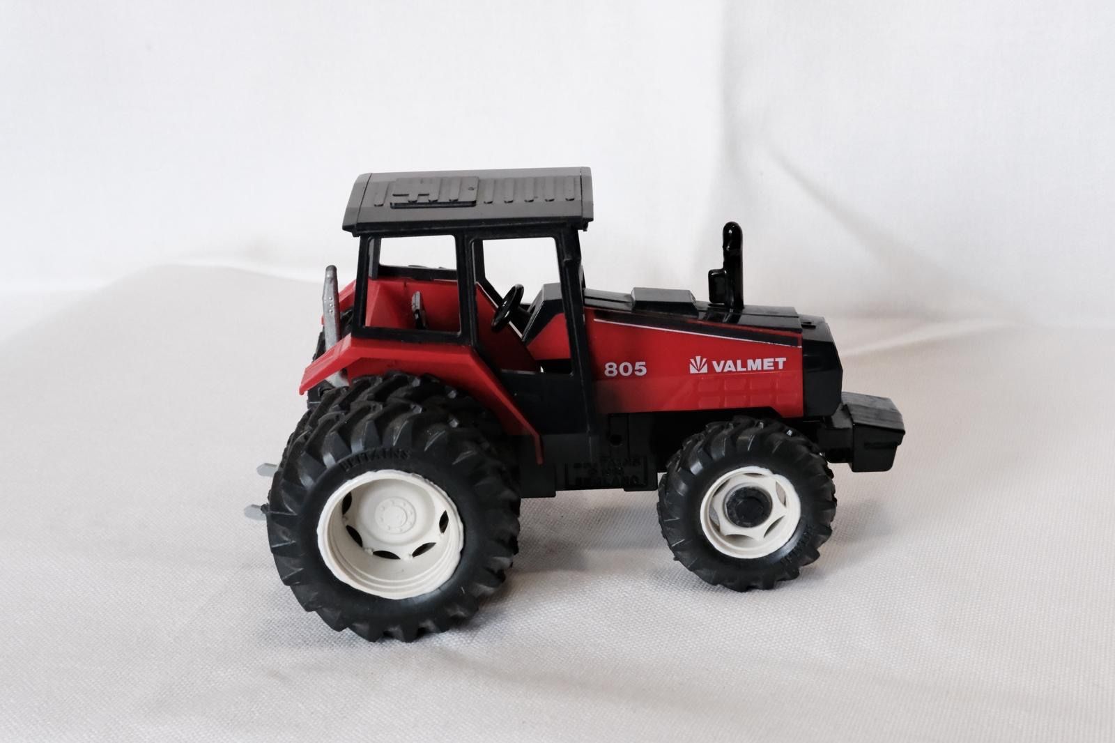 Britains Kit di modellismo & Modellini statici: Valmet 805 Traktor Britains mit Grubber vintage – Usato da Aesch BL venduto da aligator010 2
