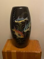 Hug Kunst -Schwarze Vintage Vase mit Fischmotiv – Blickfang!