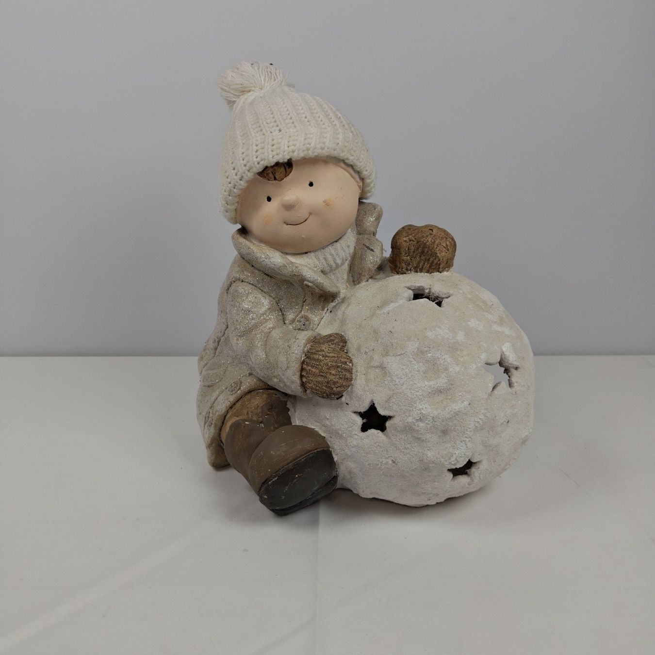 Statuette: Dekofigur Winterkind mit Schneeball – Usato da Wettingen venduto da Wendemarket