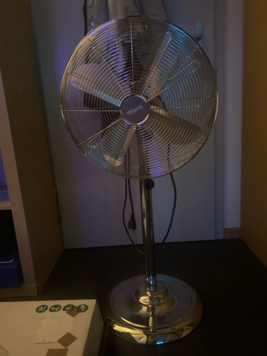 Ventilatori: Standventilator versilbert 40cm Durchmesser 128cm Höhe 50W n – Usato da Winterthur venduto da SinaMattheiss1
