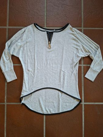 Chicorée; hellgrauer Pullover mit Reisverschlussdetail Gr. S